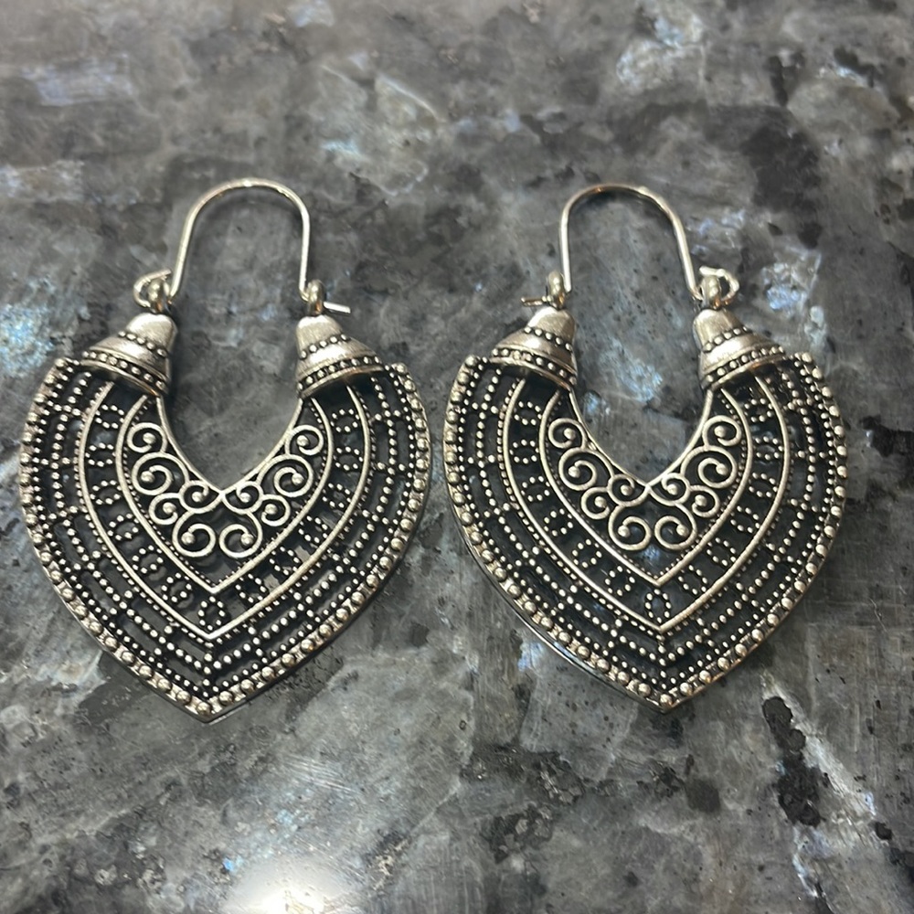 🦋 3/$24 Silver-toned boho teardrop earrings / NWOT - Picture 2 of 3